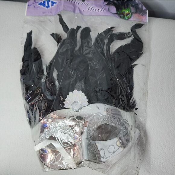 Black FEATHER MASQUERADE / MARDI GAS MASK - silver SEQUIN EYES - Picture 1 of 2